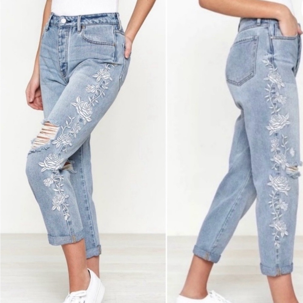 PacSun Mom Jean Light Blue Button-fly Jeans with White Floral Embroidery